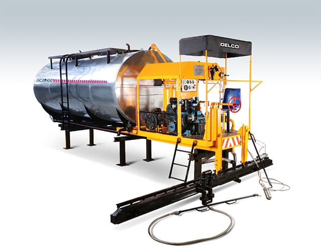 Bitumen distributor truck